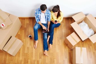 couple searching for quality movers on the internet